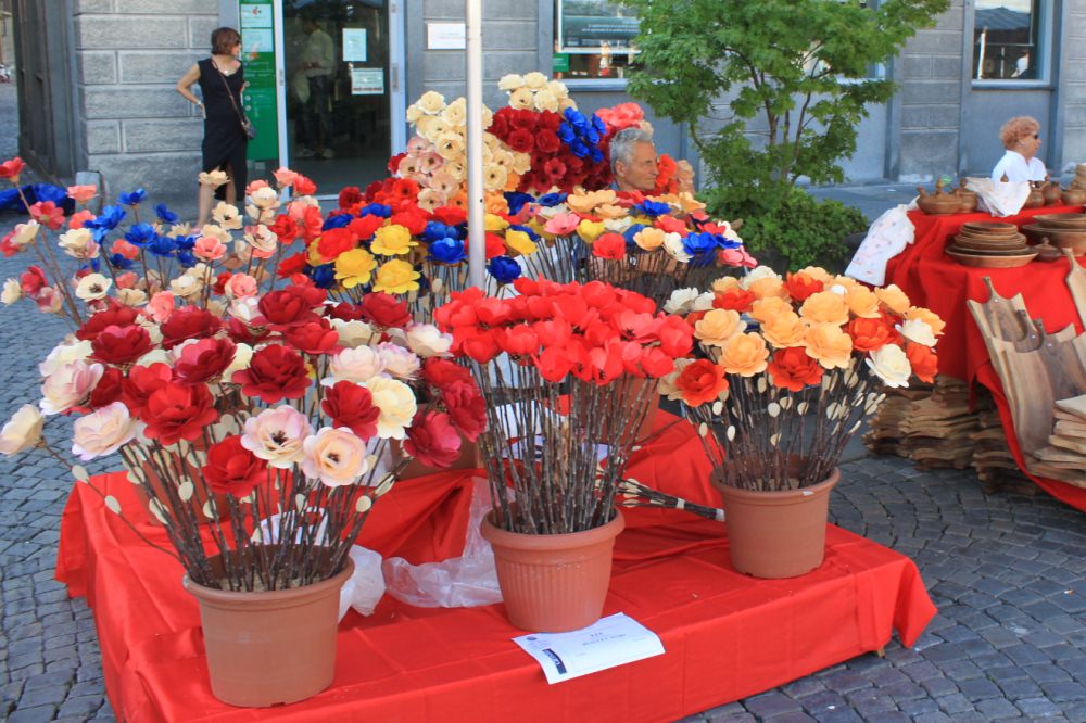 Fiori in legno colorati